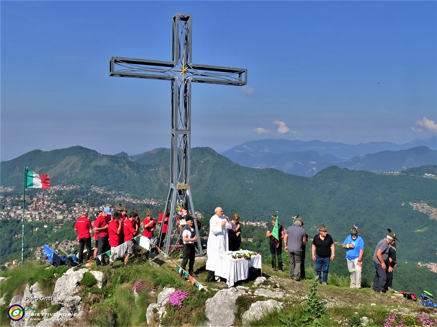 52 S. Messa per i Caduti della montagna alla croce di vetta della Cornagera.JPG